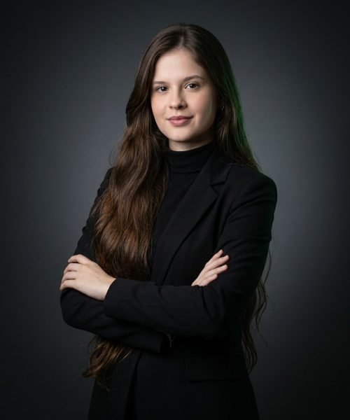 Ana Louise Batista Flores de Araujo - Estagiário